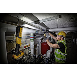 Lampe LED DeWalt XR 18V DCL050 faisceau large tête articulée (sans batterie ni chargeur)