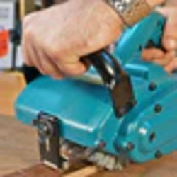 Décapeur à rouleau Makita 9741 – 860 W, 3 500 tr/min – SuperQuincaillerie