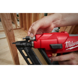 Cloueur FFN-502CA Milwaukee avec 2 batteries 5Ah et 19800 clous 75mm/7,4x2,8 annelés